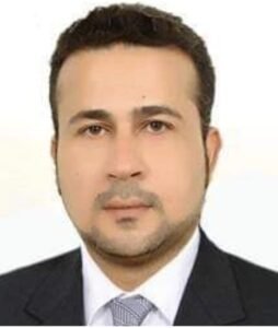 قراءة في السياسة التي لا تُقال حسن عبد الهادي العكيلي س: كيف يمكن فهم دونالد ترامب سياسيًا بعيدًا عن الخطاب الأخلاقي؟ ج: لفهم ترامب، يجب أولًا التخلي عن فكرة أنه رجل أيديولوجيا أو صاحب مشروع قيمي. ترامب سياسي صفقة بامتياز يرى العالم كسوق مفتوحة، والدول كشركات، والأزمات كأدوات ضغط قابلة للتوظيف. في هذا المنطق، لا مكان فعليًا لحقوق الإنسان، ولا للمتظاهرين، ولا حتى للمبادئ الكبرى، ما لم تتحول إلى أرقام أو أوراق تفاوض. س: لماذا يلوّح ترامب بضربة عسكرية ضد إيران؟ وهل هو جاد؟ ج: التلويح بالضربة لا يعني بالضرورة الرغبة في الحرب. ترامب يدرك أن الحرب الشاملة مكلفة اقتصاديًا، مقلقة للأسواق، وخطيرة سياسيًا. ما يريده هو ضربة محسوبة: محدودة في الميدان، واسعة في الإعلام، قابلة للتسويق داخليًا. ضربة تُنتج صورة “الرئيس القوي” دون أن تُنتج حربًا طويلة. س: ما العلاقة بين التصعيد مع إيران وسوق النفط؟ ج: أي توتر مع إيران يمر حتمًا عبر مضيق هرمز، ولو إعلاميًا. هذا وحده كفيل برفع أسعار النفط. والارتفاع، مهما كان مؤقتًا، يصب مباشرة في مصلحة شركات الطاقة، واللوبيات المرتبطة بها. في السياسة الأمريكية، النفط ليس تفصيلًا اقتصاديًا، بل أداة نفوذ وانتخاب. س: ولماذا تبدو دول الخليج حاضرة دائمًا في لحظة التصعيد؟ ج: لأن منطق “الخطر الإيراني” يُعاد تسويقه كل مرة كفرصة لبيع الحماية. كلما ارتفع منسوب التهديد، فُتحت دفاتر السلاح، ووقّعت عقود بمئات المليارات. إيران هنا ليست عدوًا بقدر ما هي “فزاعة استراتيجية” تُدر أرباحًا سياسية واقتصادية. س: إذا كان الأمر كذلك، لماذا لا يسعى ترامب لإسقاط النظام الإيراني؟ ج: إسقاط النظام يعني الدخول في المجهول، وترامب يكره المجهول. الفوضى لا يمكن تسعيرها، ولا التفاوض معها، ولا توقيع الصفقات باسمها. النظام الإيراني، رغم عدائه، خصم معروف، منضبط نسبيًا، قابل للضغط، ويمكن إعادتُه إلى طاولة التفاوض. وهذه صفات مثالية في عقلية الصفقات. س: لكن أليس النظام الإيراني عدوًا خطيرًا؟ ج: هو عدو، لكنه عدو محسوب. يعرف الخطوط الحمراء، ويتجنب الصدام المباشر، ويستخدم أدوات غير مباشرة بسقوف مدروسة. هذا النوع من الخصوم أفضل – في الحسابات الاستراتيجية – من أنظمة منهارة أو قوى فوضوية لا مركز لها. س: وأين تقف إسرائيل من هذا المشهد؟ ج: المفارقة أن إسرائيل لا تريد إيران نووية، لكنها في الوقت نفسه لا تريد إيران منهارة. العدو المُنهك والمراقَب أفضل من الفراغ. انهيار إيران قد يفتح جبهات غير قابلة للضبط، وهو سيناريو لا تفضّله تل أبيب ولا واشنطن. س: لماذا يستمر التصعيد إذن؟ ج: لأن الهدف الحقيقي ليس إسقاط إيران، بل إبقاءها في حالة إنهاك دائم: عقوبات، ضربات موضعية، ضغط اقتصادي، عمليات نوعية… دون اجتياح أو احتلال. نزيف بطيء، لا موت كامل. س: وأين يقع العراق في هذه المعادلة المعقّدة؟ ج: العراق ليس هدفًا مباشرًا، بل ساحة ضغط. كل تصعيد مع إيران يمر عبره: رسالة، اختبار نفوذ، أو ورقة تفاوض. لا تريد واشنطن عراقًا قويًا مكتمل السيادة، ولا عراقًا تابعًا بالكامل، بل عراقًا هشًا قابلًا للضبط، لا يُربك توازنات الطاقة ولا يخلق معادلات جديدة. س: ولماذا لا يعني ترامب كثيرًا ما يجري داخل إيران من احتجاجات؟ ج: لأن التغيير عبر الشارع يعني فوضى، والفوضى لا تُدار بالصفقات. ترامب يتعامل مع أنظمة، جنرالات، شركات، وأرقام… لا مع شعوب. الخلاصة ترامب لا يريد ضرب إيران لإسقاطها، ولا لتحرير شعبها، بل لإبقائها قائمة، ضعيفة، محاصَرة… ومربحة.    • كاتب وباحث سياسي متخصص في التخطيط الاستراتيجي وصناعة السياسات العامة